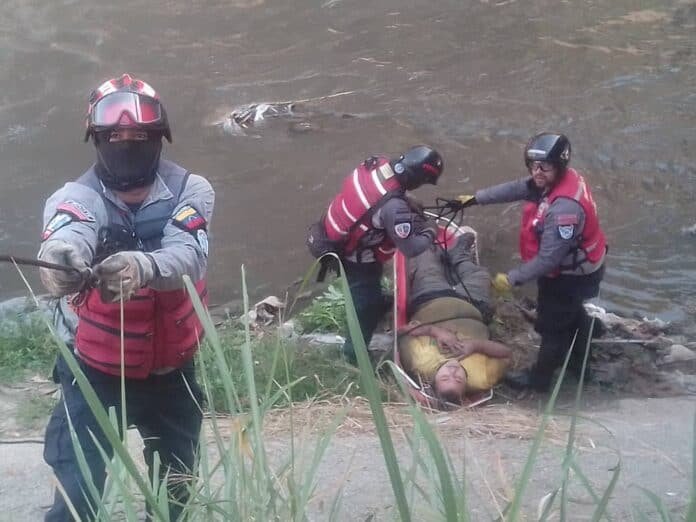 Rescatan hombre Guaire - CaracasNews24