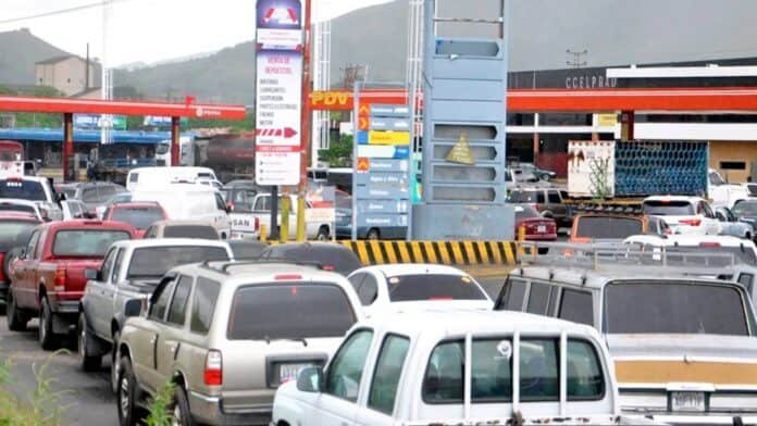 Volvieron las largas colas de vehículos en las gasolineras subsidiadas