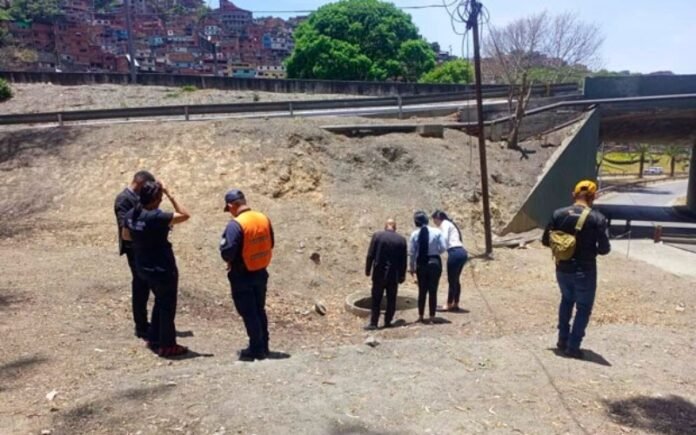 mujer-en-una-alcantarilla-en-caracas-00df79