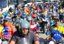 Una masiva caravana de motorizados celebró en Caracas el triunfo electoral del Gran Polo Patriótico